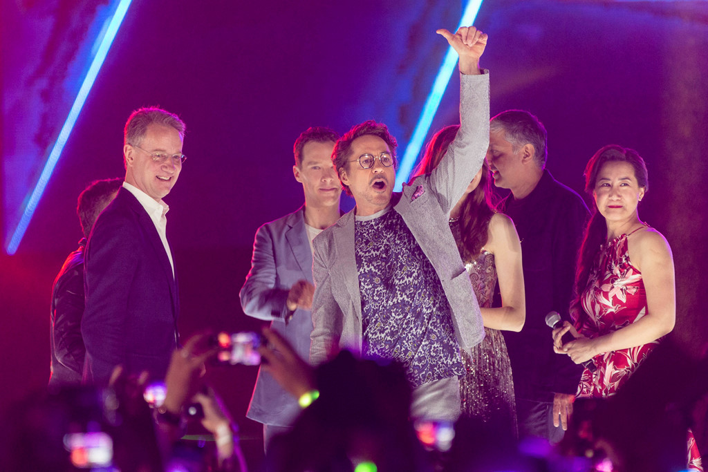 Fan Singapore đợi hơn 15 tiếng để gặp dàn sao Avengers: Infinity War’